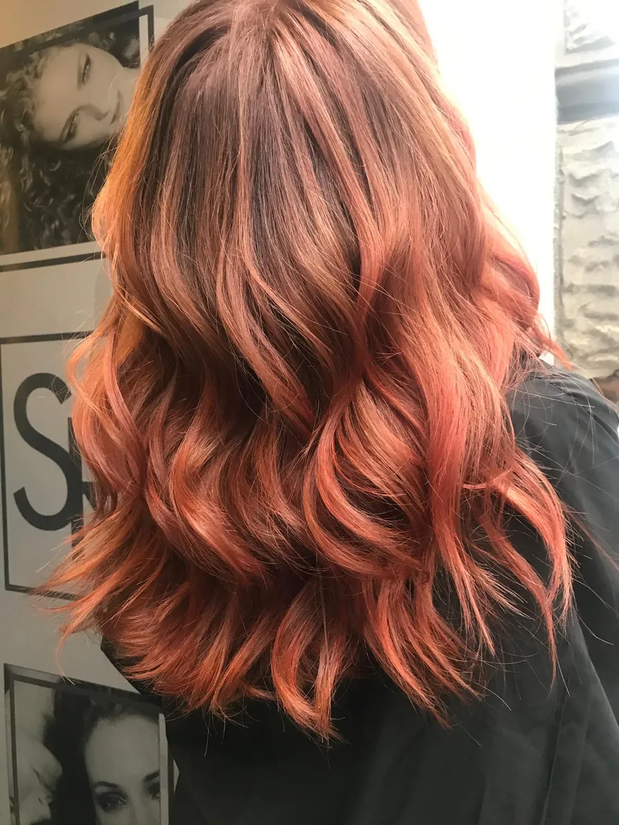Piega mossa su capelli ramati — Salone Rocco Trieste