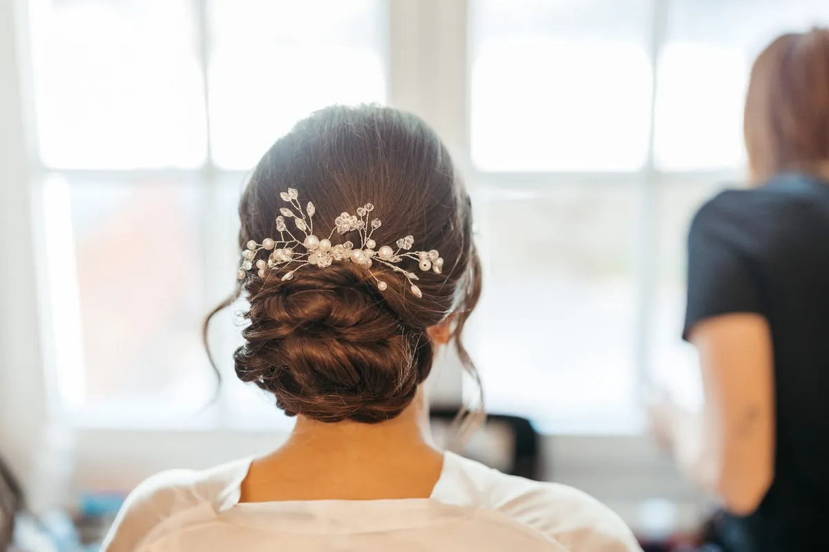 Raccolto da sposa con accessorio gioiello — Salone Rocco Trieste