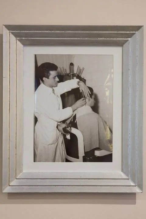 Salone Rocco, una fotografia storica del fondatore al lavoro — Trieste, dal 1966