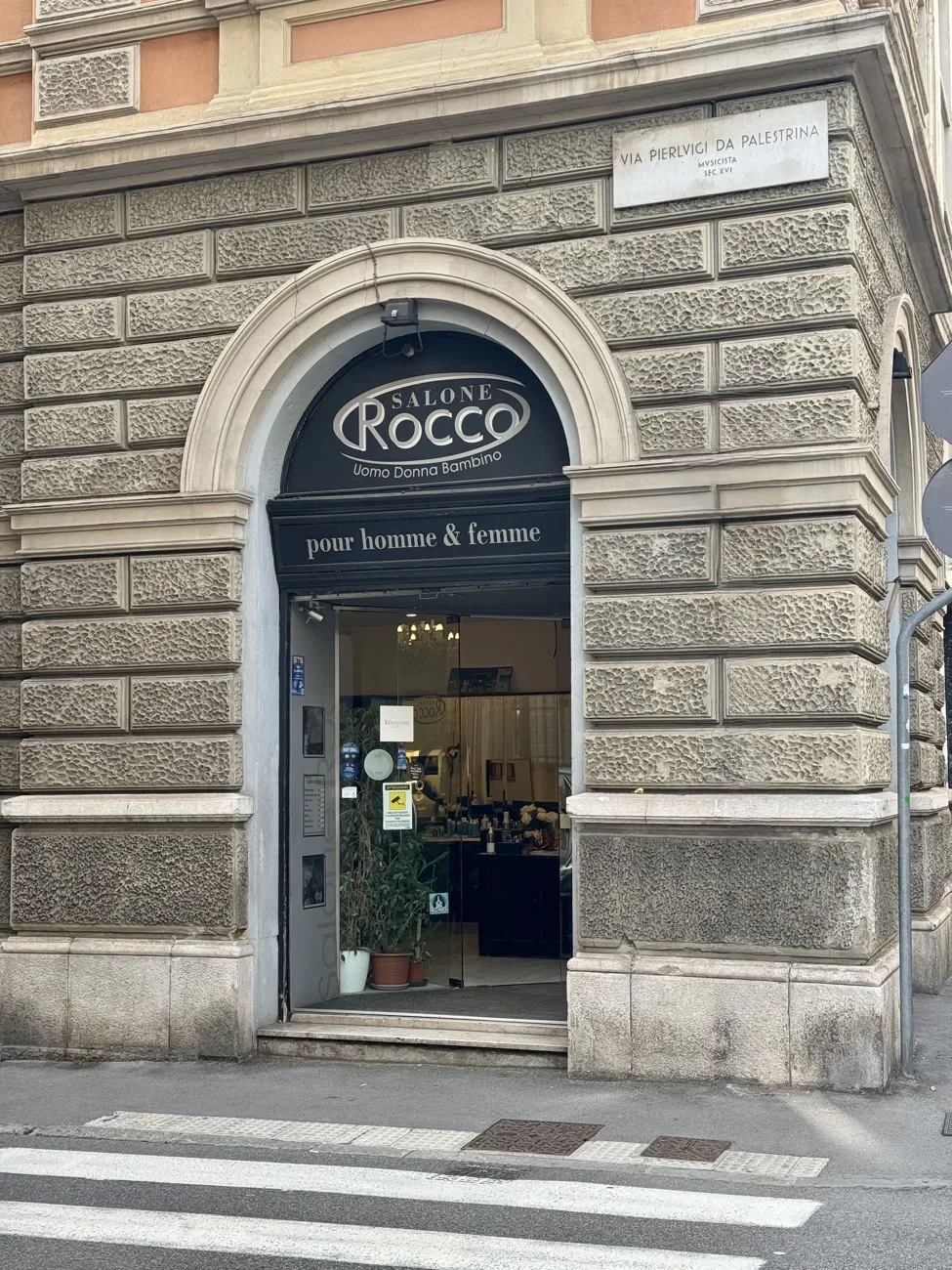 L’ingresso del Salone Rocco a Trieste, con l’insegna storica e la porta del salone