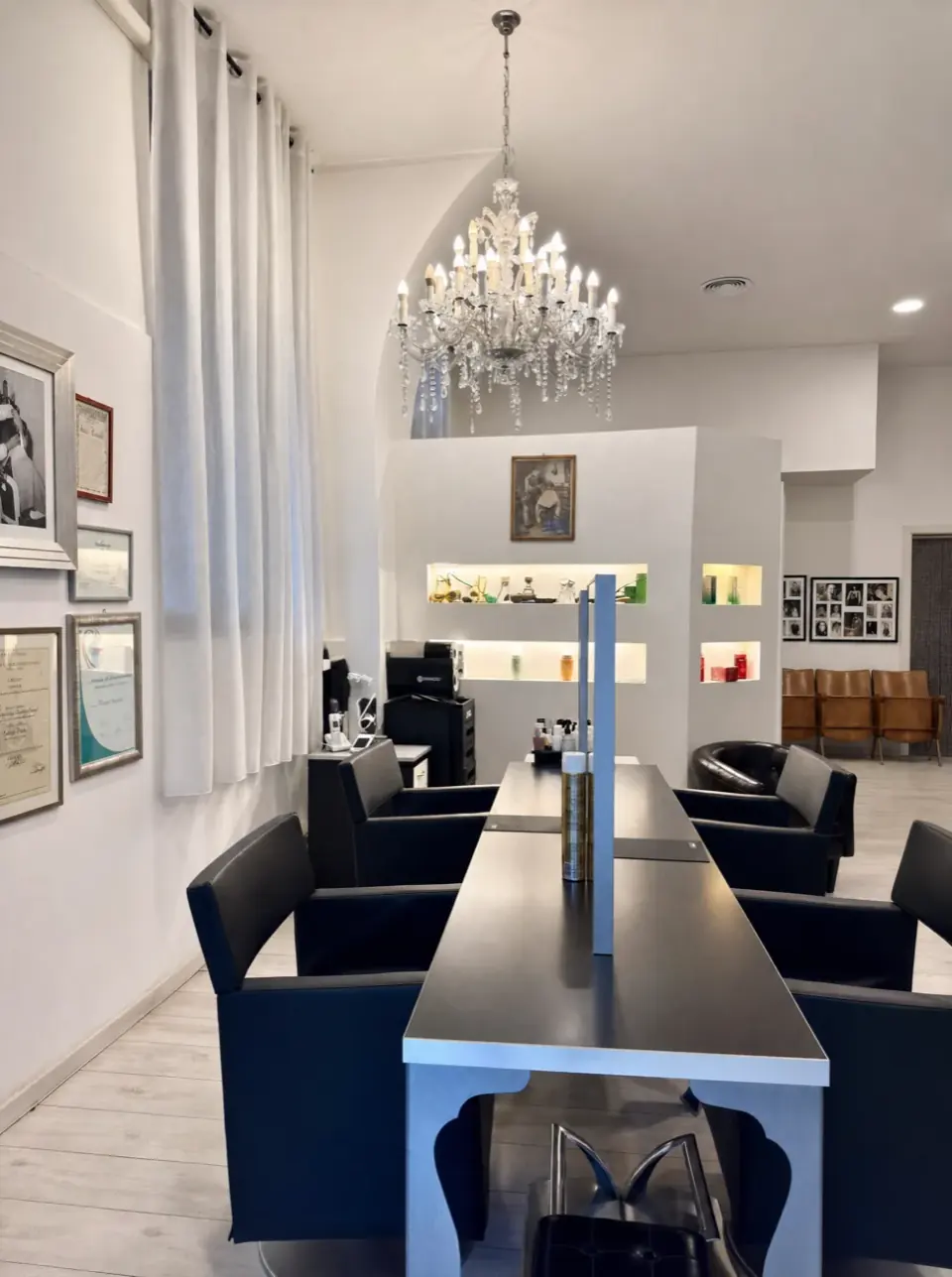 La sala luminosa del Salone Rocco con il lampadario di cristallo